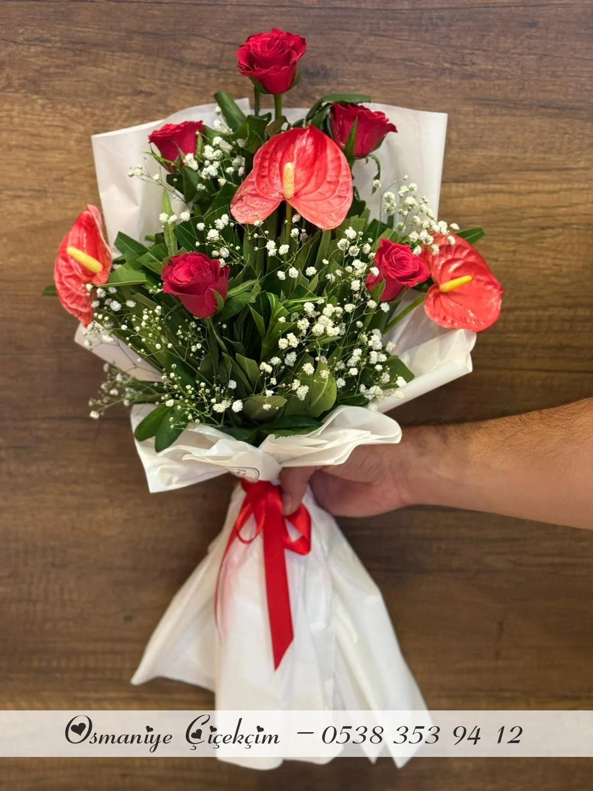 Beyaz Ithal Kağıt Modelinde Antorium Ve 5 Gülden Oluşan Cipsofilyalı Buket