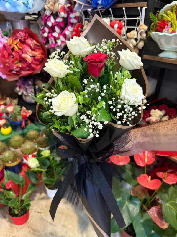 1 Kırmızı 5 Beyaz Gül Buketi