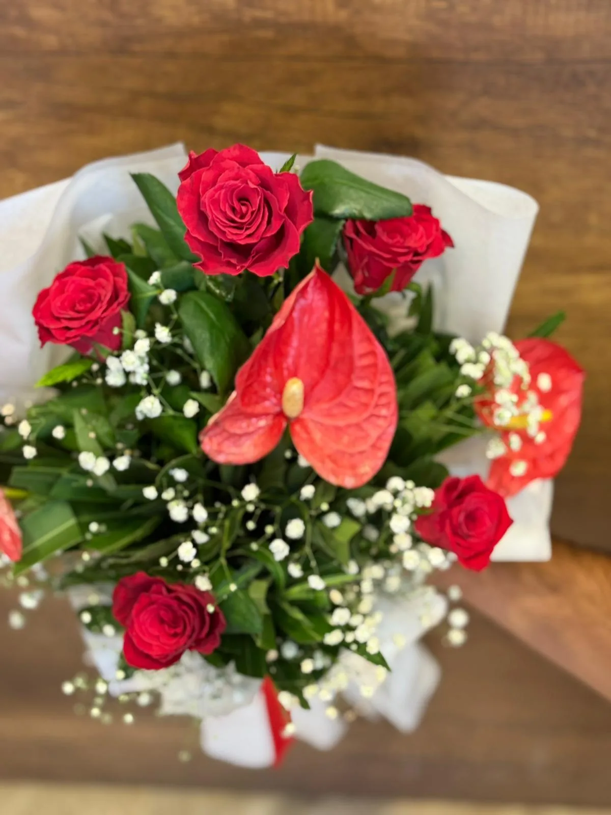 Beyaz Ithal Kağıt Modelinde Antorium Ve 5 Gülden Oluşan Cipsofilyalı Buket