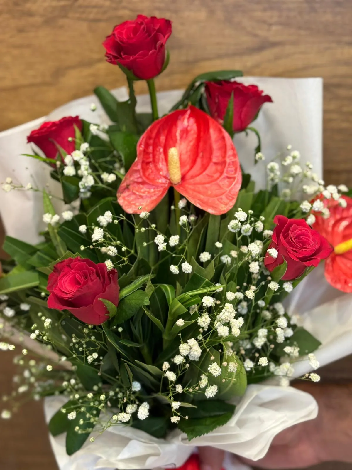 Beyaz Ithal Kağıt Modelinde Antorium Ve 5 Gülden Oluşan Cipsofilyalı Buket