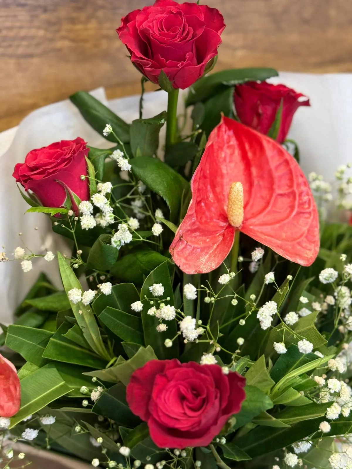 Beyaz Ithal Kağıt Modelinde Antorium Ve 5 Gülden Oluşan Cipsofilyalı Buket