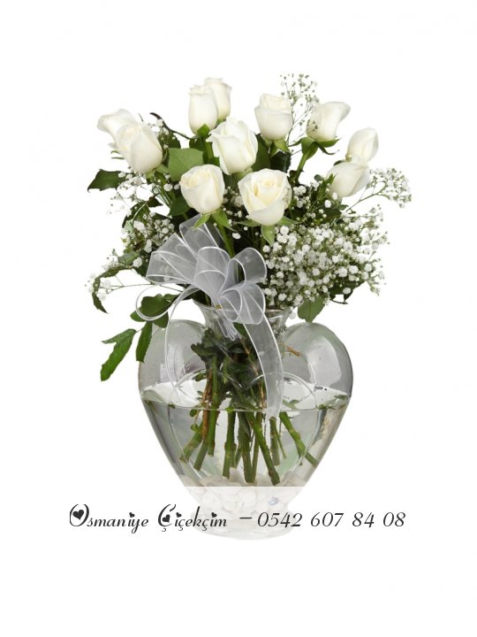 9 beyaz gülden kalpli vazonun içerisinde arajmanSaf Sevgi